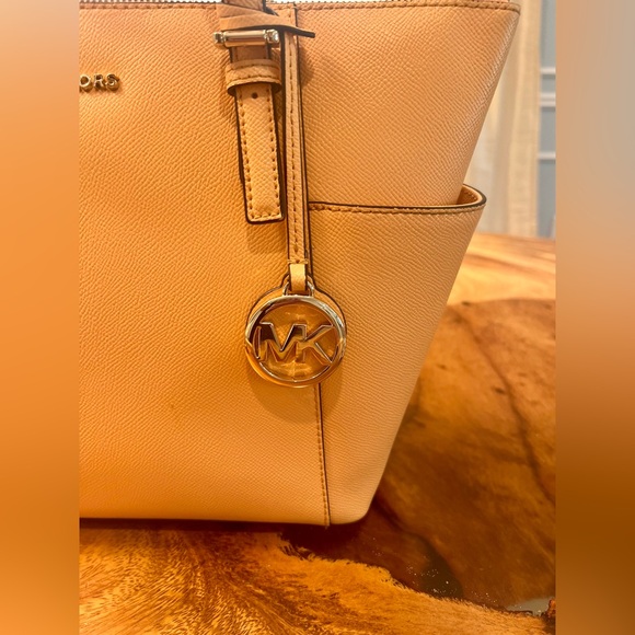 MICHAEL Michael Kors Jet Set Top Zip Tote in RARE PEACH & Gold RETAIL $228 GUC - Picture 7 of 17